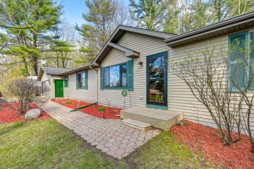 Furnished Deck with Forested Views Manawa Home! in 馬納瓦 (WI) Furnished Deck with Forested Views Manawa Home! in 馬納瓦 (WI)