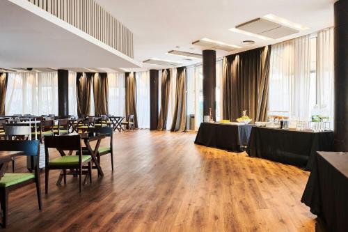 Restaurant, Esplendor by Wyndham Savoy Rosario in Rosario Restaurant, Esplendor by Wyndham Savoy Rosario in Rosario