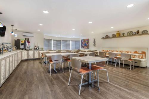 Φαγητό και ποτό, Best Western Rose Garden Inn in Γουάτσονβιλ(Καλιφόρνια) Φαγητό και ποτό, Best Western Rose Garden Inn in Γουάτσονβιλ(Καλιφόρνια)