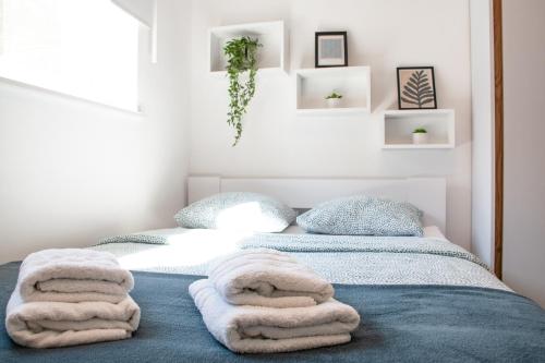 Elephant-In-A-Room w Glass Bath