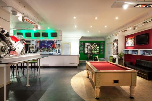Pub/Lounge, Mercure Dartford Brands Hatch Hotel & Spa in Brands Hatch Pub/Lounge, Mercure Dartford Brands Hatch Hotel & Spa in Brands Hatch