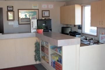 商店, 京士威旅館 (Kingsway Inn) in 雷霆灣(ON) 商店, 京士威旅館 (Kingsway Inn) in 雷霆灣(ON)