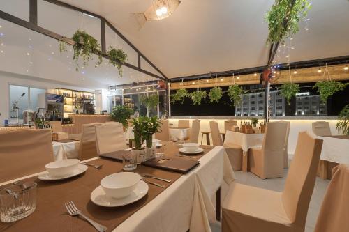 Restaurant, Luxy Park Hotel - Phu Quoc Centre near Long Beach Restaurant, Luxy Park Hotel - Phu Quoc Centre near Long Beach