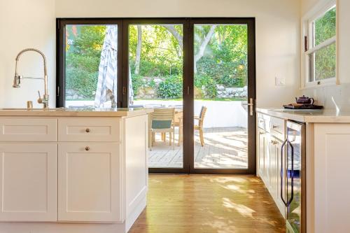 ห้องครัว, Villa Gazelle - a private and peaceful retreat near เลคฮอลลีวูดพาร์ค ห้องครัว, Villa Gazelle - a private and peaceful retreat near เลคฮอลลีวูดพาร์ค