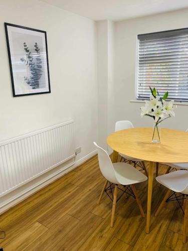 Spacious 3 Bedroom Home with Garden in Farnham in Farnham Spacious 3 Bedroom Home with Garden in Farnham in Farnham