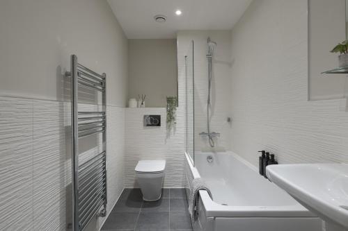 ฝักบัว, Perfect for Silverstone Free Parking Stylish 2BR in บักกิ้งแฮม ฝักบัว, Perfect for Silverstone Free Parking Stylish 2BR in บักกิ้งแฮม