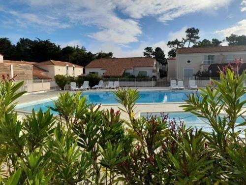 Maison Avec Terrasse, Piscine, Proche Plage et Foret a Saint-Hilaire-de-Riez ! - FR-1-324A-63 in Saint-Jean-de-Monts Maison Avec Terrasse, Piscine, Proche Plage et Foret a Saint-Hilaire-de-Riez ! - FR-1-324A-63 in Saint-Jean-de-Monts