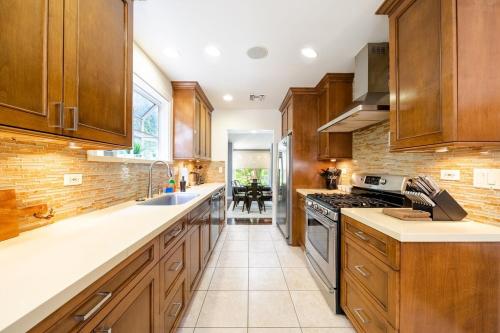 Walk to Ventura Boulevard Pool & HotTub with PingPong & BBQ in Sherman Oaks Walk to Ventura Boulevard Pool & HotTub with PingPong & BBQ in Sherman Oaks