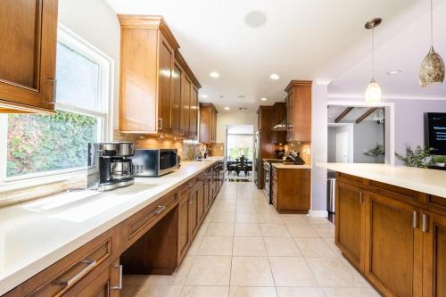 Walk to Ventura Boulevard Pool & HotTub with PingPong & BBQ in Sherman Oaks Walk to Ventura Boulevard Pool & HotTub with PingPong & BBQ in Sherman Oaks