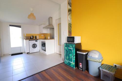 Kitchen, L'Amazone - T2 Cosy et Lumineux in La Force (Aquitaine) Kitchen, L'Amazone - T2 Cosy et Lumineux in La Force (Aquitaine)