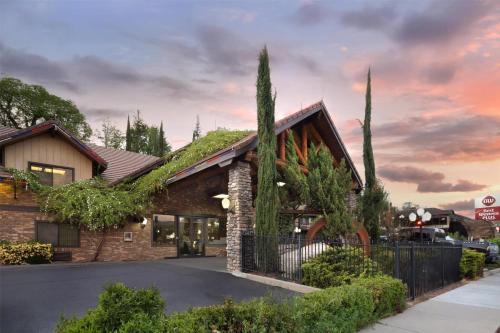 A szálláshely kívülről, Best Western Plus Yosemite Gateway Inn in Oakhurst (Kalifornia) A szálláshely kívülről, Best Western Plus Yosemite Gateway Inn in Oakhurst (Kalifornia)