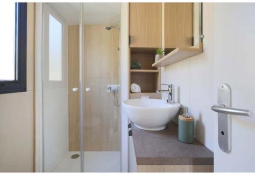 Mobile-home magnifique vue mer camping 4 etoiles in Le Dramont Mobile-home magnifique vue mer camping 4 etoiles in Le Dramont