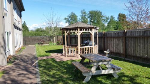 在meiguo.com看到的Orca Inn Suites的介绍图片