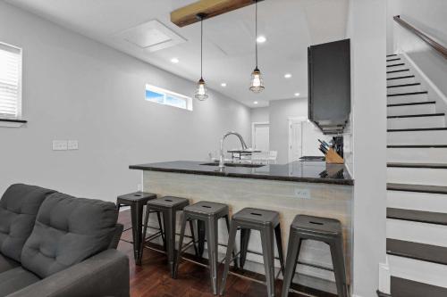 Housepitality - The Urban Roost 1 - Modern in Franklinton Housepitality - The Urban Roost 1 - Modern in Franklinton