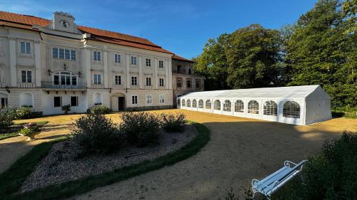 Zámek Bystřice nad Úhlavou (Zamek Bystrice nad Uhlavou) in นีร์สโก Zámek Bystřice nad Úhlavou (Zamek Bystrice nad Uhlavou) in นีร์สโก