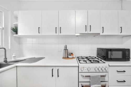 Designer 3BR Flat Close to Bondi in Bellevue Hill Designer 3BR Flat Close to Bondi in Bellevue Hill