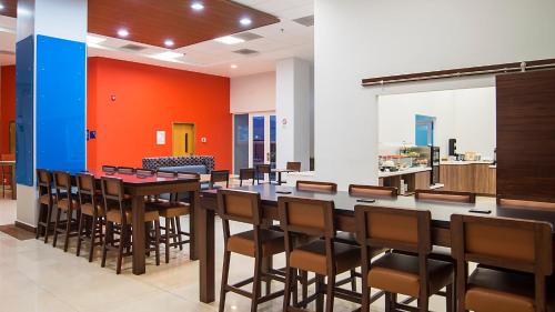Food and beverages, Holiday Inn Express Manzanillo By IHG in Manzanillo Food and beverages, Holiday Inn Express Manzanillo By IHG in Manzanillo