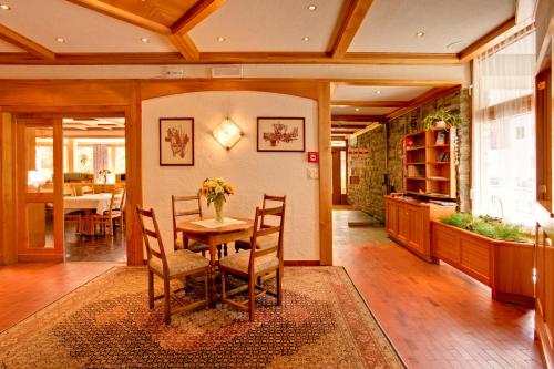 大廳, 帕爾納斯飯店 (Hotel Parnass) in 策馬特 大廳, 帕爾納斯飯店 (Hotel Parnass) in 策馬特