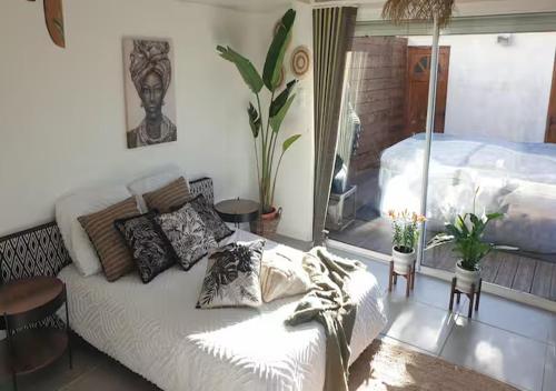 Tropical Spirit House in Marignane Tropical Spirit House in Marignane