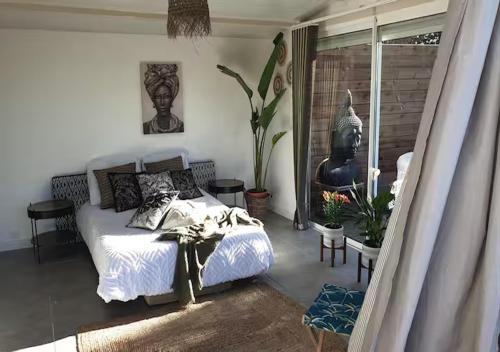 Tropical Spirit House in Marignane Tropical Spirit House in Marignane