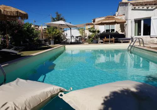 Piscina, Tropical Spirit House in Marignane Piscina, Tropical Spirit House in Marignane