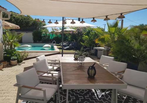 Jardín, Tropical Spirit House in Marignane Jardín, Tropical Spirit House in Marignane