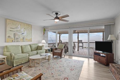 Bryant Cottage home in Pine Knoll Shores Bryant Cottage home in Pine Knoll Shores