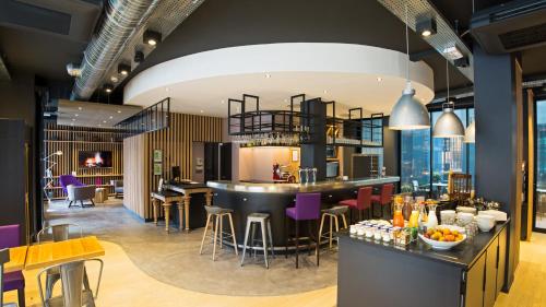 Bar/ Salón, Campanile Rennes Centre - Gare in Rennes City Center Bar/ Salón, Campanile Rennes Centre - Gare in Rennes City Center