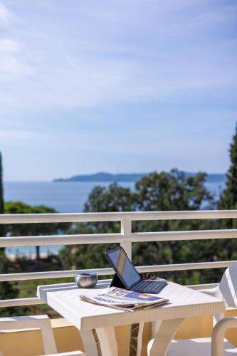 Terraza/balcón, Cap Negre Hotel in Le Lavandou Terraza/balcón, Cap Negre Hotel in Le Lavandou