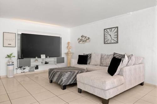 Family Home With Pool Near to The Airport and Solar Panel in Carolina Family Home With Pool Near to The Airport and Solar Panel in Carolina