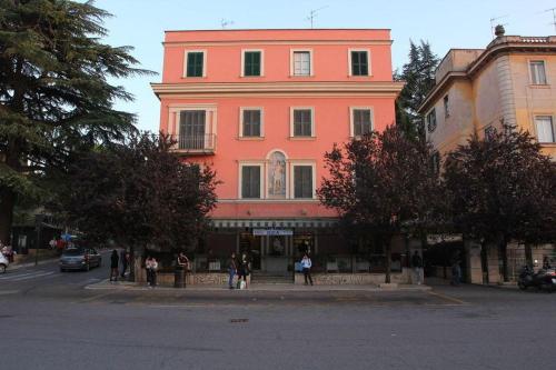 Utvendig, Palazzo Santori in Tivoli Utvendig, Palazzo Santori in Tivoli