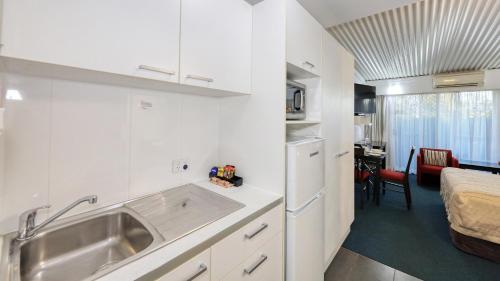 รูท 66 มอเตอร์ อินน์ (Route 66 Motor Inn) in เอเมอรัลด์ รูท 66 มอเตอร์ อินน์ (Route 66 Motor Inn) in เอเมอรัลด์