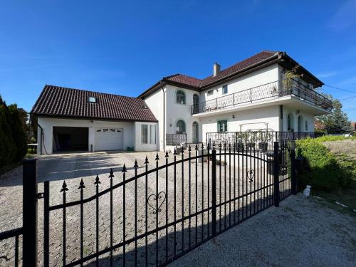 A szálláshely kívülről, White House Zalakaros in Zalakaros A szálláshely kívülről, White House Zalakaros in Zalakaros