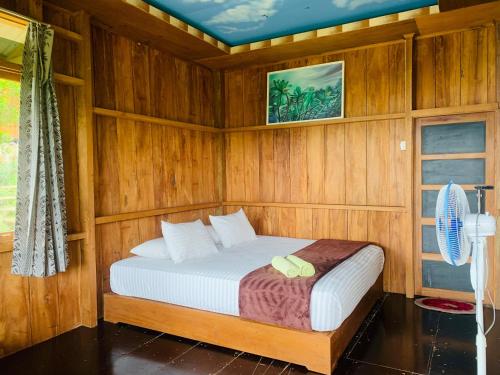 Bagoes View Cottages in Maninjau Bagoes View Cottages in Maninjau