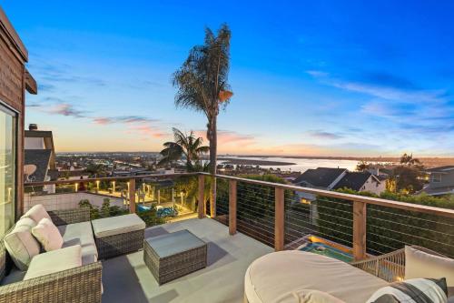 Balcony/terrace, Stunning Bay Views with Pickleball and Hot Tub in Bay Park Balcony/terrace, Stunning Bay Views with Pickleball and Hot Tub in Bay Park