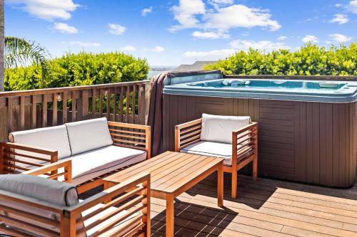 Hot tub, Stunning Bay Views with Pickleball and Hot Tub in Bay Park Hot tub, Stunning Bay Views with Pickleball and Hot Tub in Bay Park