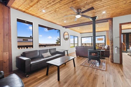 Stunning Bay Views with Pickleball and Hot Tub in Bay Park Stunning Bay Views with Pickleball and Hot Tub in Bay Park