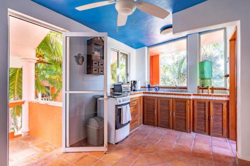 Dapur, Casa Luna ocean front home in Akumal Half Moon Bay in Akumal Dapur, Casa Luna ocean front home in Akumal Half Moon Bay in Akumal