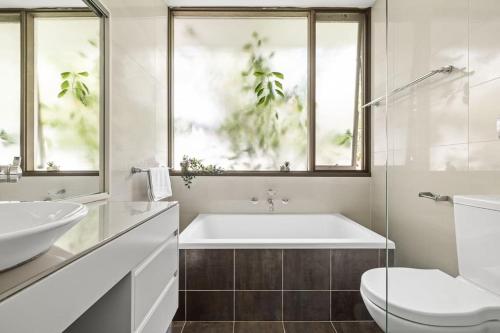 Quaint Queen Room - Central Location at Pymble - Shared Bathroom in Upper North Shore Quaint Queen Room - Central Location at Pymble - Shared Bathroom in Upper North Shore