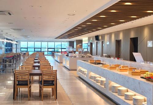 Nhà hàng, Ramada by Wyndham Gangwon Sokcho in Sokcho-si Nhà hàng, Ramada by Wyndham Gangwon Sokcho in Sokcho-si