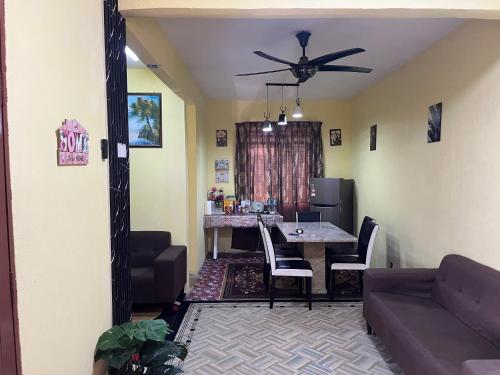 Guestroom, Bakawali Homestay - Bukit Beruntung for musliim only near Pasar Malam Bukit Sentosa Night Market Guestroom, Bakawali Homestay - Bukit Beruntung for musliim only near Pasar Malam Bukit Sentosa Night Market