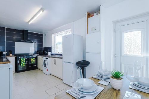 Facilities, Stylish 3 bed house sleeps 5 free parking in Bierley Facilities, Stylish 3 bed house sleeps 5 free parking in Bierley