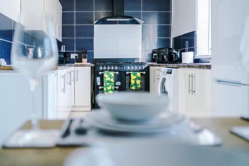 Facilities, Stylish 3 bed house sleeps 5 free parking in Bierley Facilities, Stylish 3 bed house sleeps 5 free parking in Bierley
