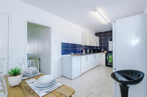 Kitchen, Stylish 3 bed house sleeps 5 free parking in Bierley Kitchen, Stylish 3 bed house sleeps 5 free parking in Bierley