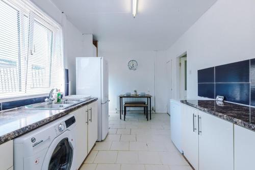 Kitchen, Stylish 3 bed house sleeps 5 free parking in Bierley Kitchen, Stylish 3 bed house sleeps 5 free parking in Bierley