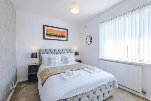 Stylish 3 bed house sleeps 5 free parking in Bierley Stylish 3 bed house sleeps 5 free parking in Bierley
