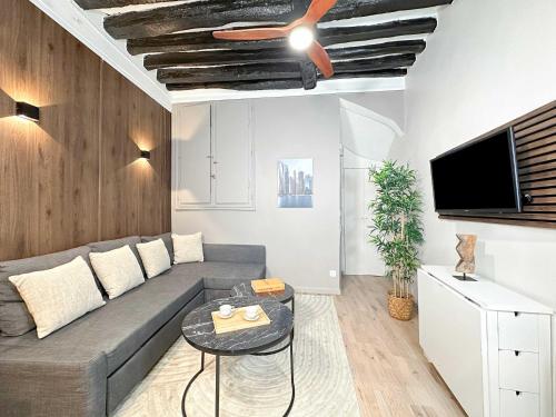 Charming studio near the Louvre Museum in Paris Charming studio near the Louvre Museum in Paris