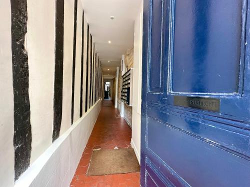 Charming studio near the Louvre Museum in Paris Charming studio near the Louvre Museum in Paris