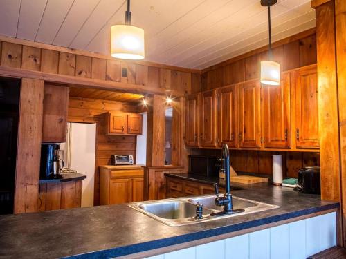 Gorgeous Cottage Rental on Banks of Rangeley Lake in Rangeley, Maine in Rangeley (ME) Gorgeous Cottage Rental on Banks of Rangeley Lake in Rangeley, Maine in Rangeley (ME)