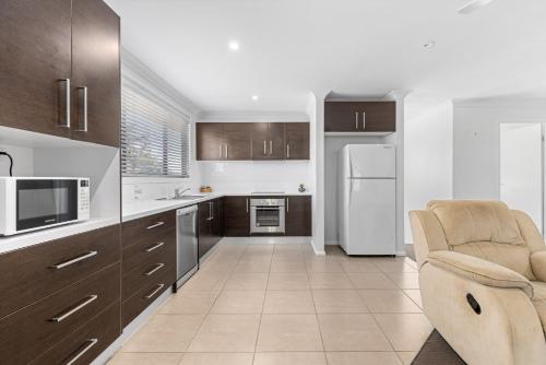 Kitchen, Macquarie Barracks Motor Inn in Settlement Point Kitchen, Macquarie Barracks Motor Inn in Settlement Point